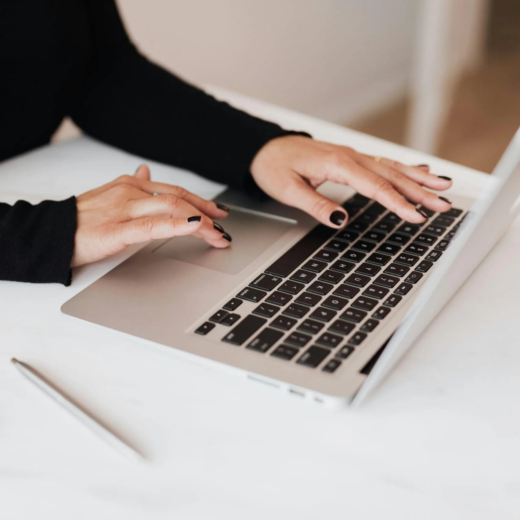 women-macbook