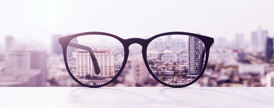 Driving digital growth through a composable commerce platform in the eye care industry 